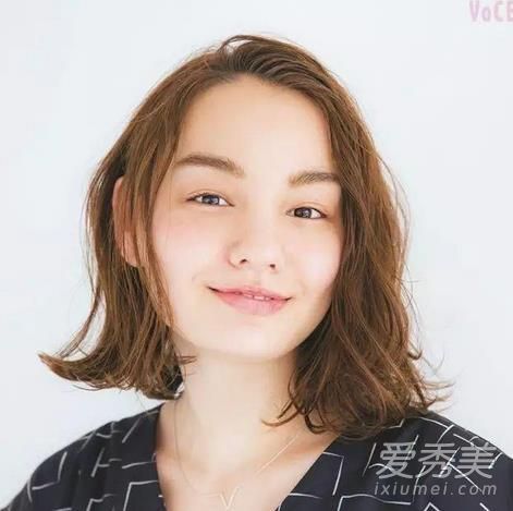 总是想知道如何减少年龄。这些柔软的发型是秋冬季的首选。