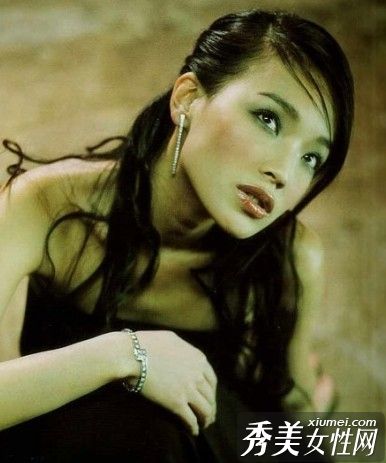 它的特点是王导的大嘴巴女演员的独特风格。