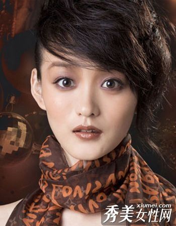 玩一个不同的时尚圣诞派对来化妆