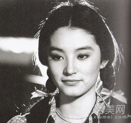 成龙当年追逐的大牌女演员发型清单。