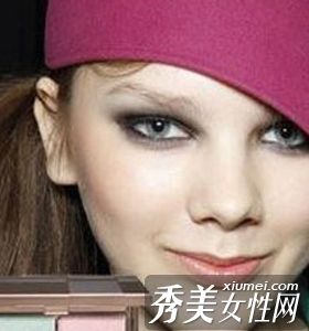 晕妆效果创造出绝对迷人的眼睛。