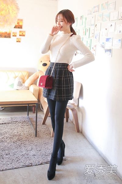 八条冬季短裙与新鲜温暖的毛衣搭配。