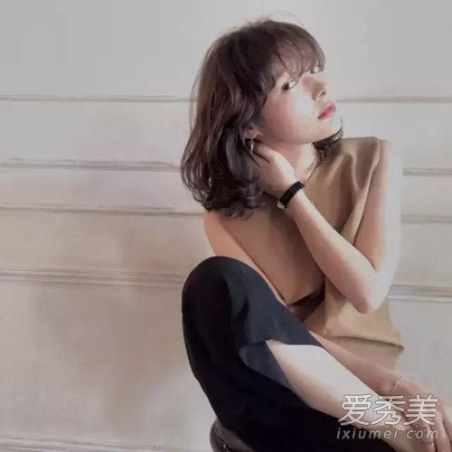 发型设计:无论长发还是短发搭配正确,都能展现小脸型。