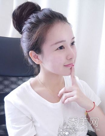 这个矮个子女人的福音韩国肉丸的头发竖起了5厘米