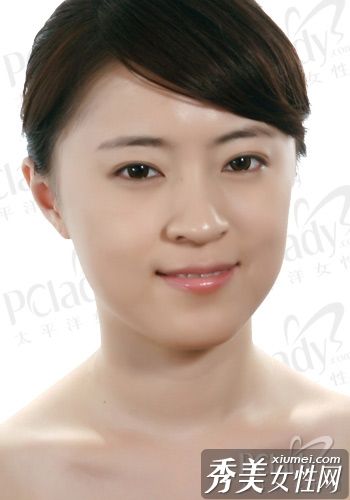 达伦展示五步裸妆美容肌肉不浮粉