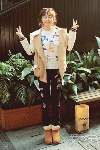 大学风格的冬装与可爱的老年女孩相配