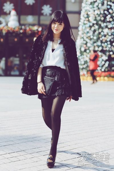 冬装与画外套相配,而且它们都穿得很正式。