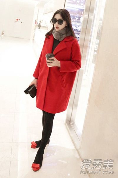 羊毛大衣和围巾很有吸引力