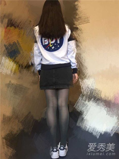 丝袜能和运动鞋搭配吗?丝袜配运动鞋肉色好看吗