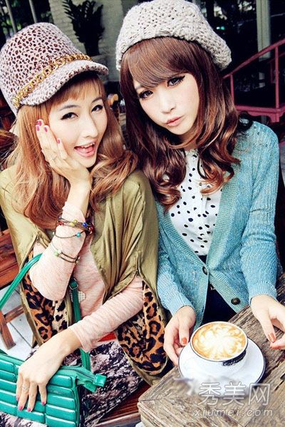 开衫、马甲、夹克、美丽的姐妹和花朵展示秋季时尚