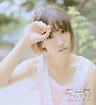 最新的中长发型设计简单,容易打结,收获流行的发型。