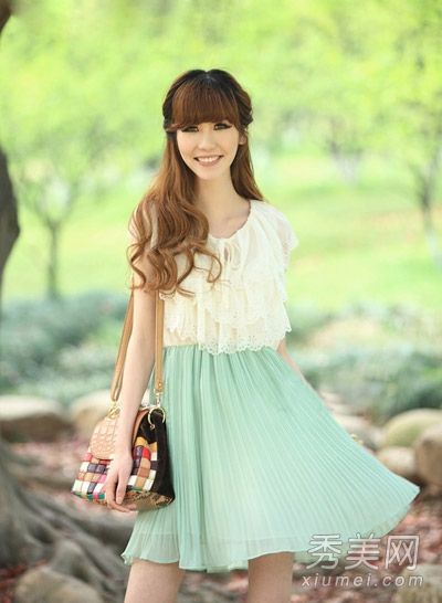 稍胖的女孩在夏天必须穿打褶的雪纺裙子。