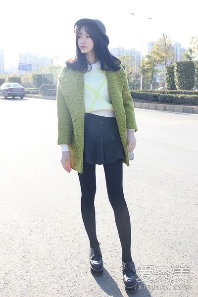 短裙毛呢大衣在冬天也应该展现出美丽的双腿。