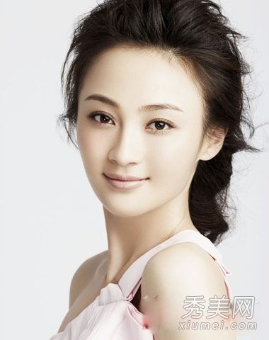 长着鹅蛋脸的女孩必须观看最新的设计并修剪她们的长发。