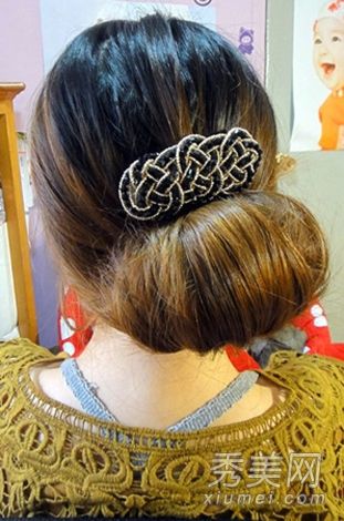 职场女孩所需的三步快速气质发型