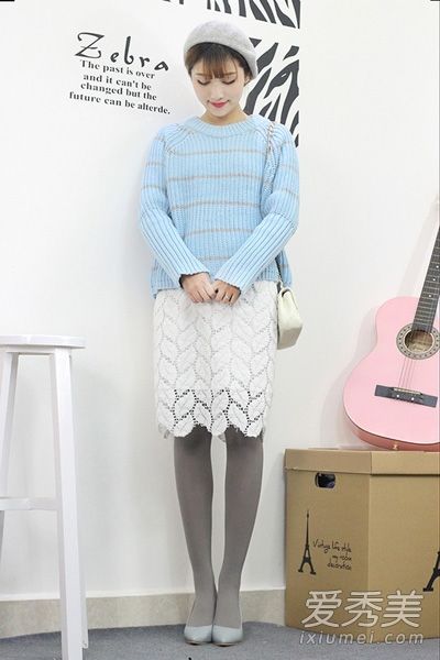 蕾丝裙子的毛衣散发着浪漫气息。