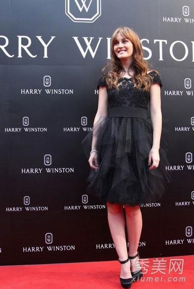 绯闻女孩QueenB展示不完整的腿部着装