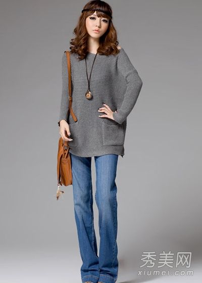 宽松的针织毛衣在街上很流行。