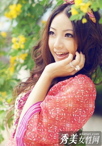性感的头发给他留下迷人的印象。