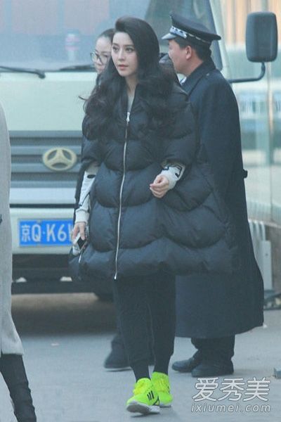 羽绒服+紧身裤+运动鞋范冰冰穿的是一样的