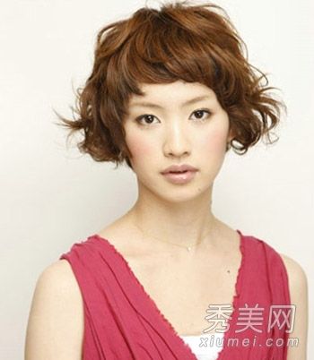 16种瘦脸发型推荐完美的发型作为时尚美女