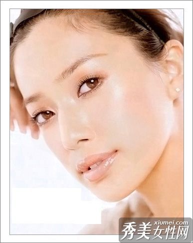 试着用8个步骤打扮成柔嫩的妆容,打造出清澈而老态龙钟的肌肤。