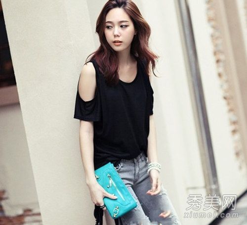 性感露肩t恤时尚前卫苗条美女