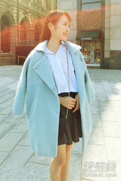 羊毛大衣搭配蛋白杏仁饼干可以吸收更多的阳光。