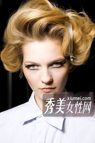 时装设计为发型增添了力量。
