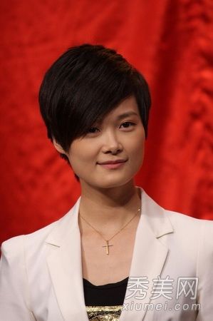 李宇春英俊的短发细节变化演绎多变的中性美