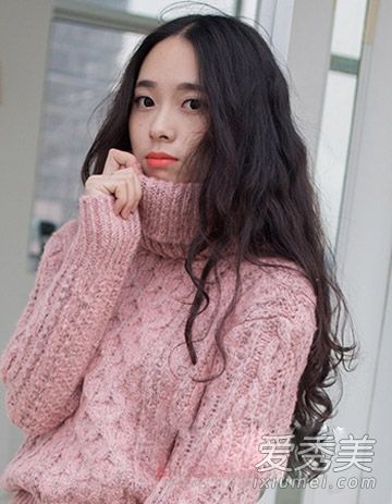 冬季女孩的发型和卷发最受欢迎。