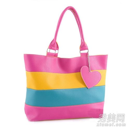 秋季，新款包在街上混合搭配，这是一个引人注目的杀手。