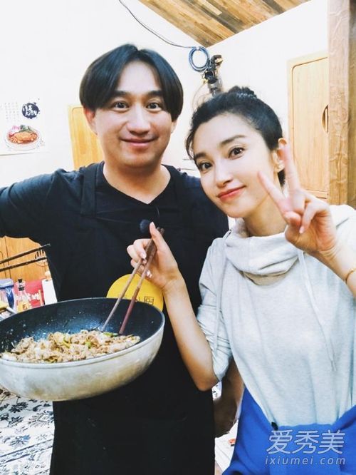 渴望生活“黄”黄蕾的发型太忙了!