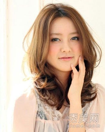 对于大脸盘的女孩来说,卷发更时尚、更漂亮、更苗条。