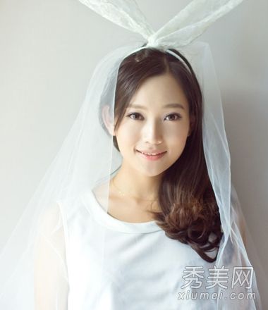 圆脸妹妹一定有一张小脸。长卷发是最漂亮的发型。