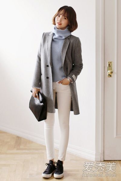 这件大衣与乌龟脖子的温柔知性风格相得益彰。
