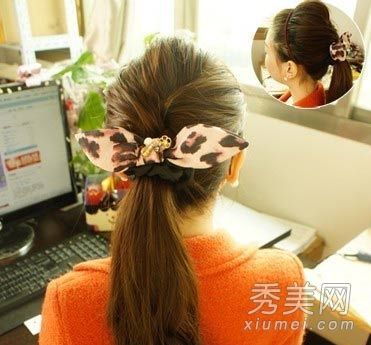 如何扎马尾辫?马尾辫打结方法的2幅插图