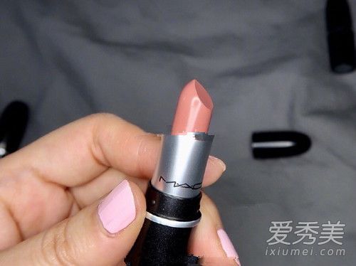 苹果迷你口红天鹅绒般的颜色测试