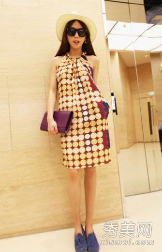 在炎热的夏日街道上数数衣服。