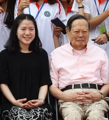 杨振宁夫人翁帆发型简约大方