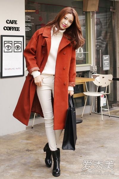 中长羊毛大衣很时尚。