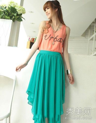 身材矮小的人必须在凉爽的夏天观看优雅的服装。