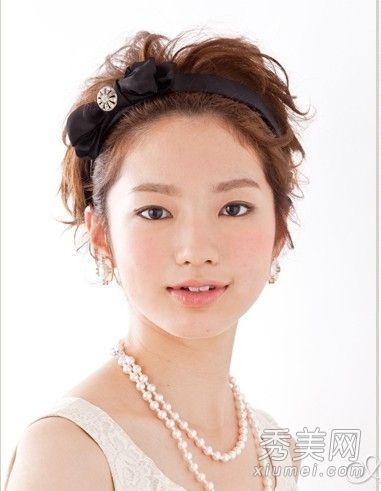 这个女孩的短发和她的长发一样甜美。