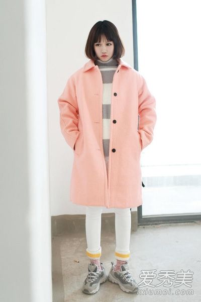 冬天穿羊毛大衣。选择明亮的颜色来吸收更多的阳光。