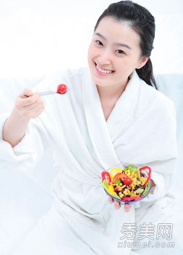 夏天不怕晒伤+晒伤,经常吃深绿色的紫色水果和蔬菜