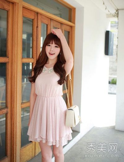 职场新人通过穿着甜美赢得青睐。