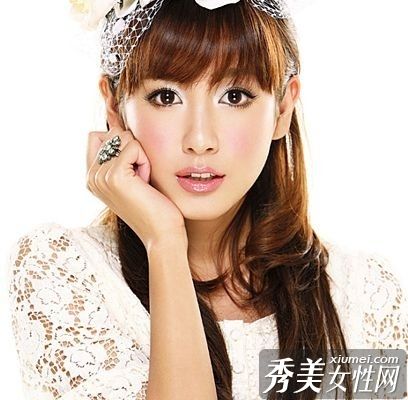 干燥的秋天和冬天教你使嘴唇湿润和柔软。