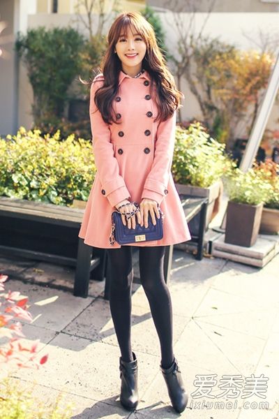 这件齐腰的羊毛大衣很苗条，身材也很苗条。