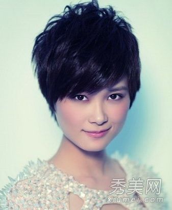 方脸适合什么发型?这位女演员的时尚发型就是典范。