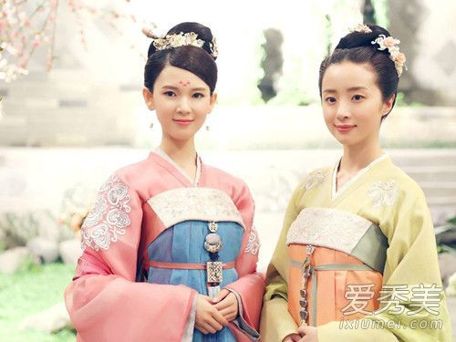 橱柜里的美人塞布丽娜是什么牌子的口红?